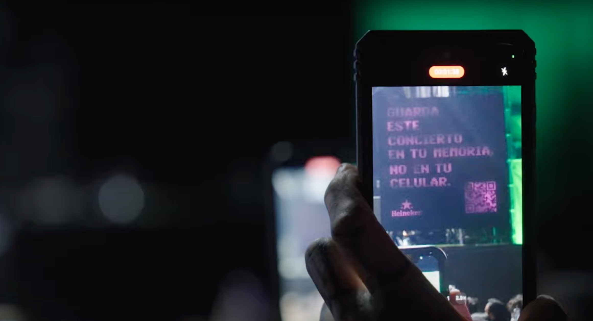 Heineken lance une affiche visible uniquement par les téléphones pour encourager la déconnexion en festival